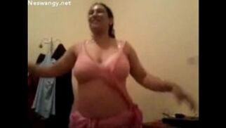 زوجة مصرية ترقص سمين ترقص بقميص النوم لزوجها ويصورها ويدلعها