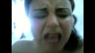 فتاة عربية ممحونة تبكي و تشهق وهي تأكل الزب في كسها نااااارر
