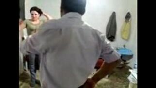 فتاة أردنية عربية عاهرة في شقة شاب نياك يواعدها ترقص له و ينيكها