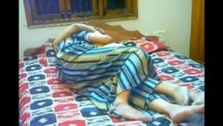 مراهق عربي يصور أمه تتناك من أبوه و يمص كسها في غرفة نومها وينشر الفيديو